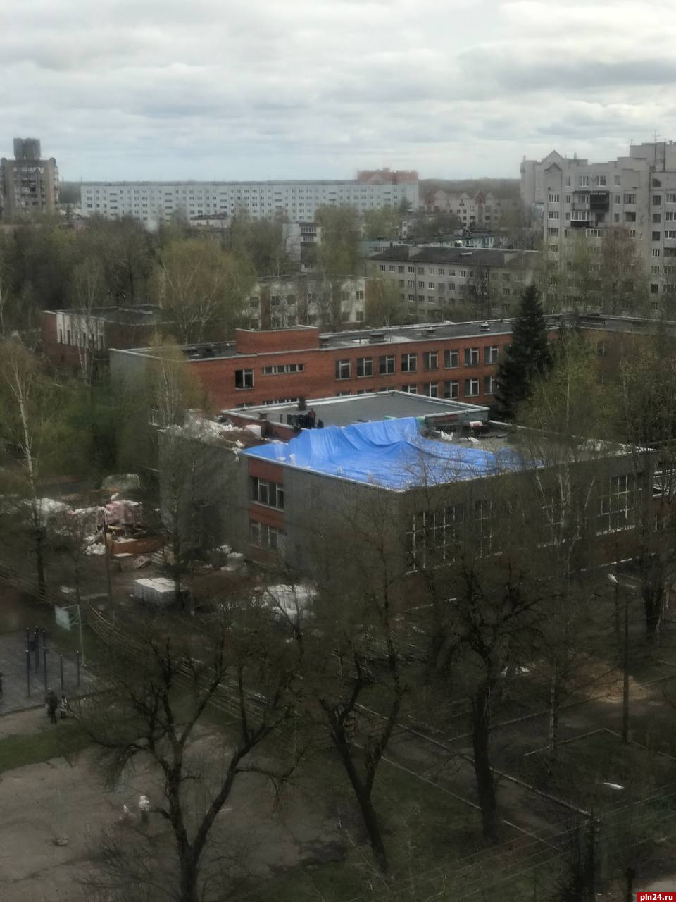 Фотофакт: Кровлю ремонтируют в псковской школе №23