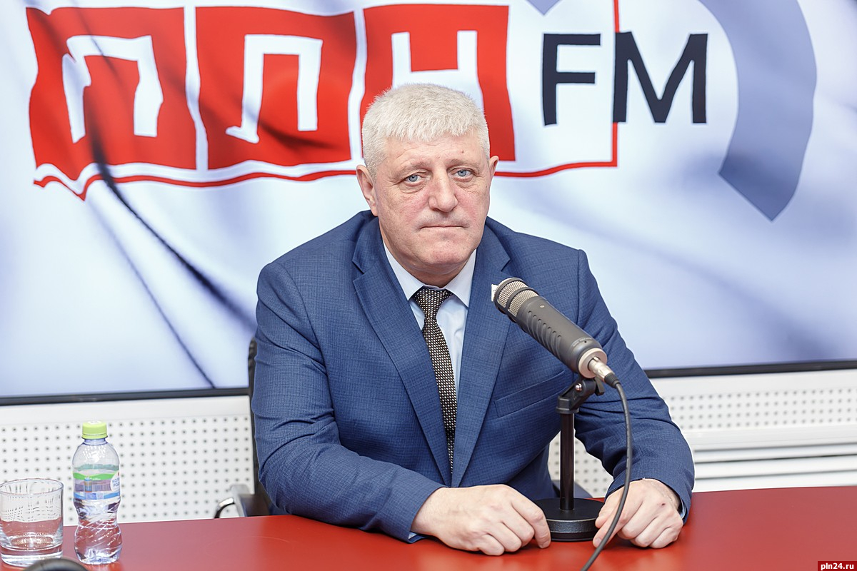 «Бумага не разговаривает»: о своих рабочих поездках по Псковской области рассказал Алексей Наумец в эфире ПЛН FM