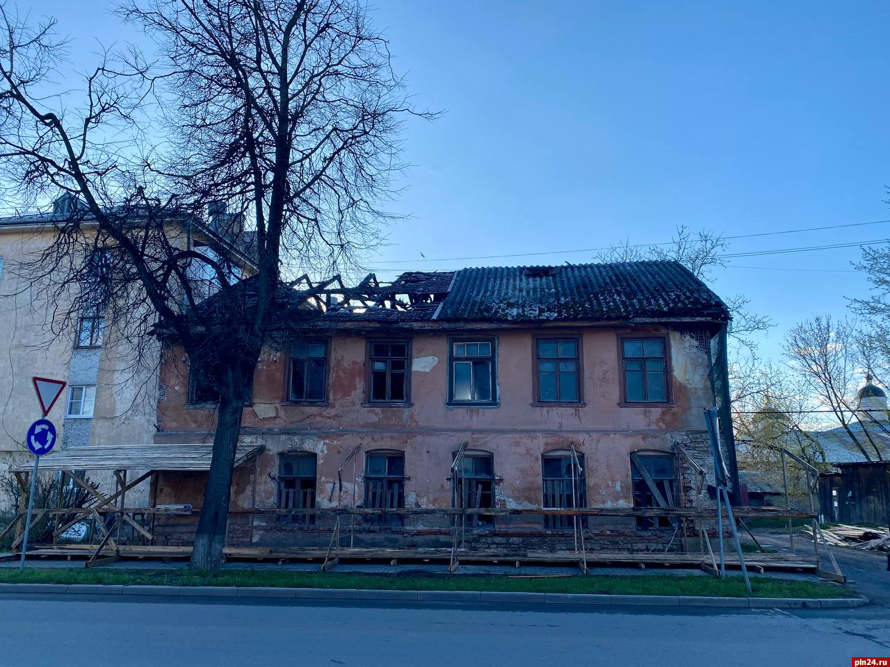 Фотофакт: Дом на улице Труда в Пскове окружили строительными лесами