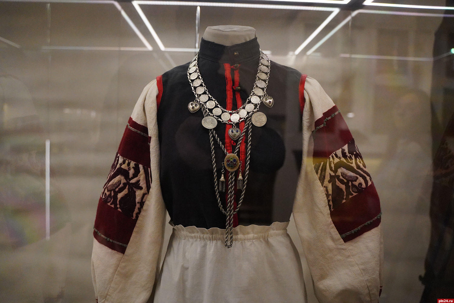 Головной убор русских замужних женщин покажут в Псковском музее