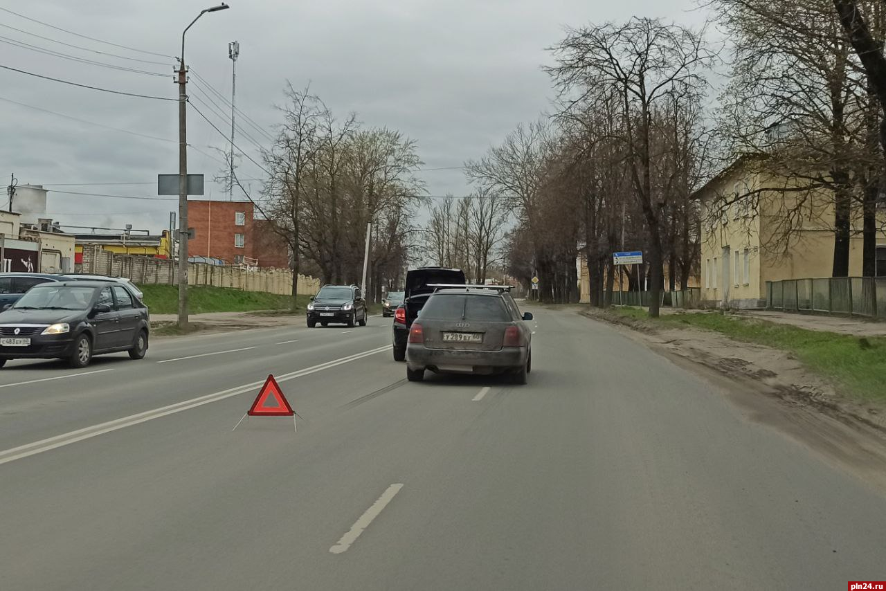 Lada и Audi столкнулись на улице Леона Поземского в Пскове
