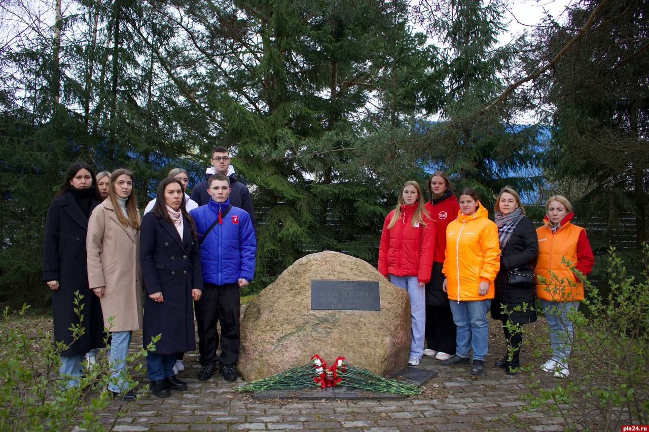 Память жертв геноцида советского народа почтили в псковской деревне Лухново