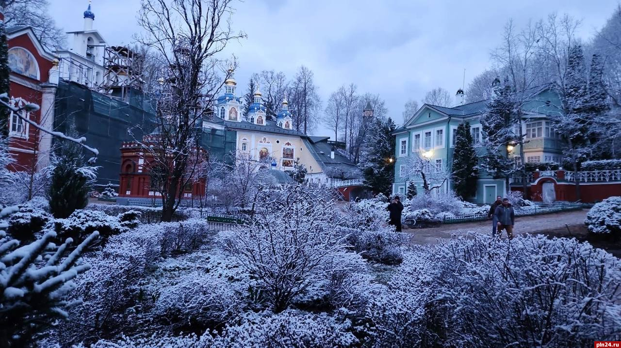 Псково-Печерский монастырь в снежном покрове запечатлели в обители. ФОТО