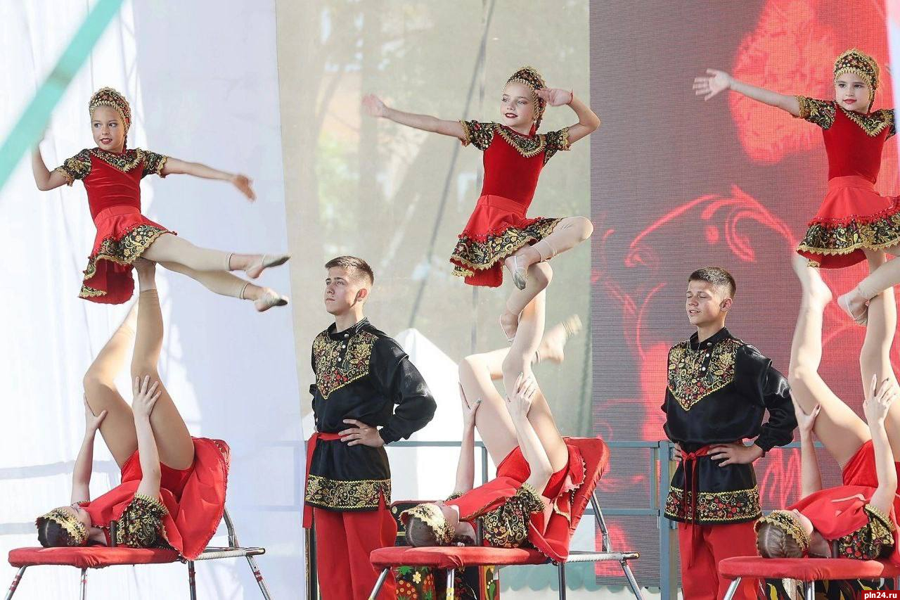 Борис Елкин поздравил «Псковский цирк» с профессиональным праздником