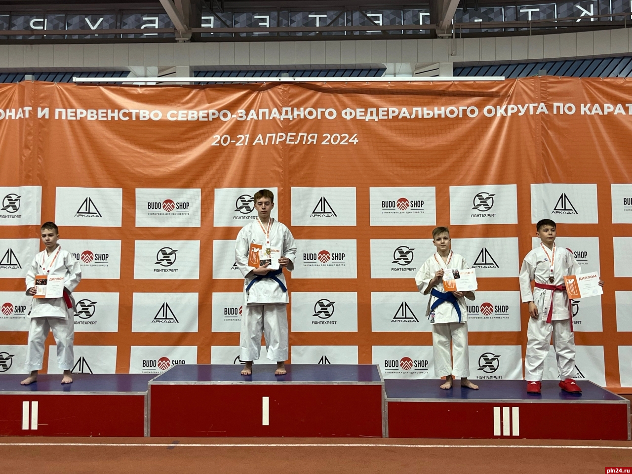 Псковские спортсмены завоевали медали на соревнованиях по каратэ