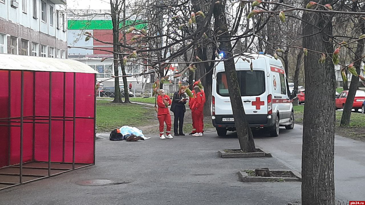 Мужчина умер около детской поликлиники в Пскове