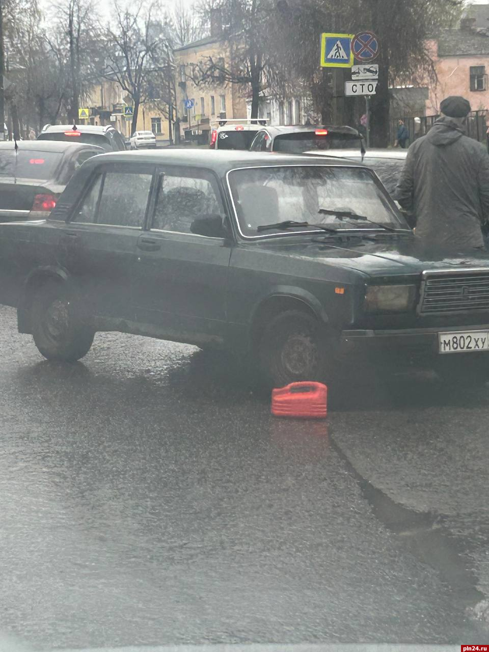 Дорожная авария затрудняет движение на улице Максима Горького в Пскове