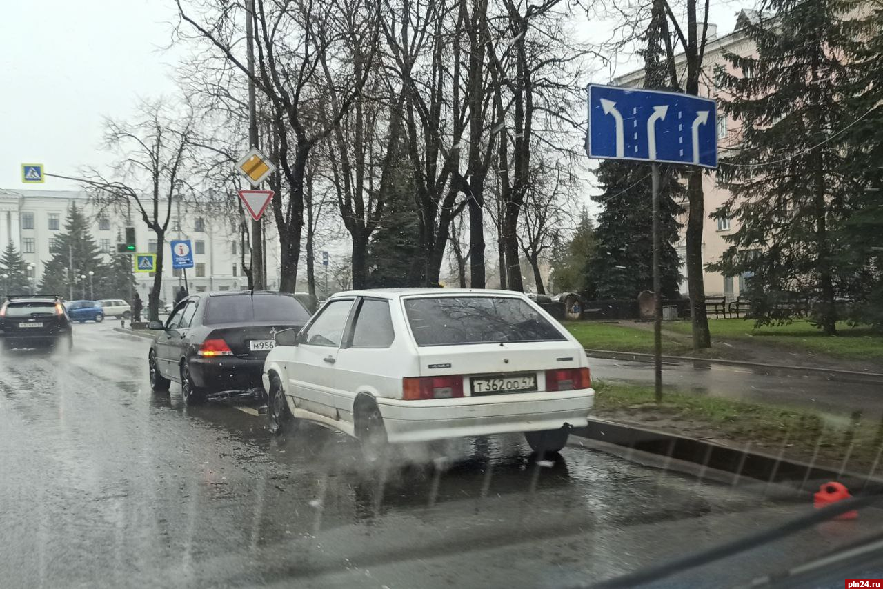 Mitsubishi и Lada столкнулись на площади Ленина в Пскове