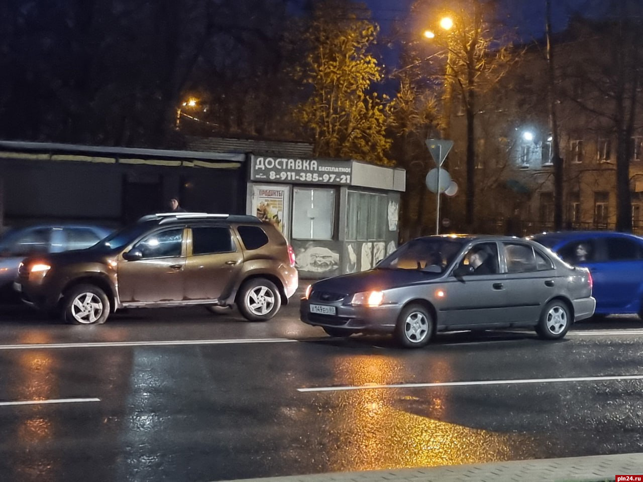 Renault Duster и Hyundai Accent столкнулись на улице Коммунальной в Пскове