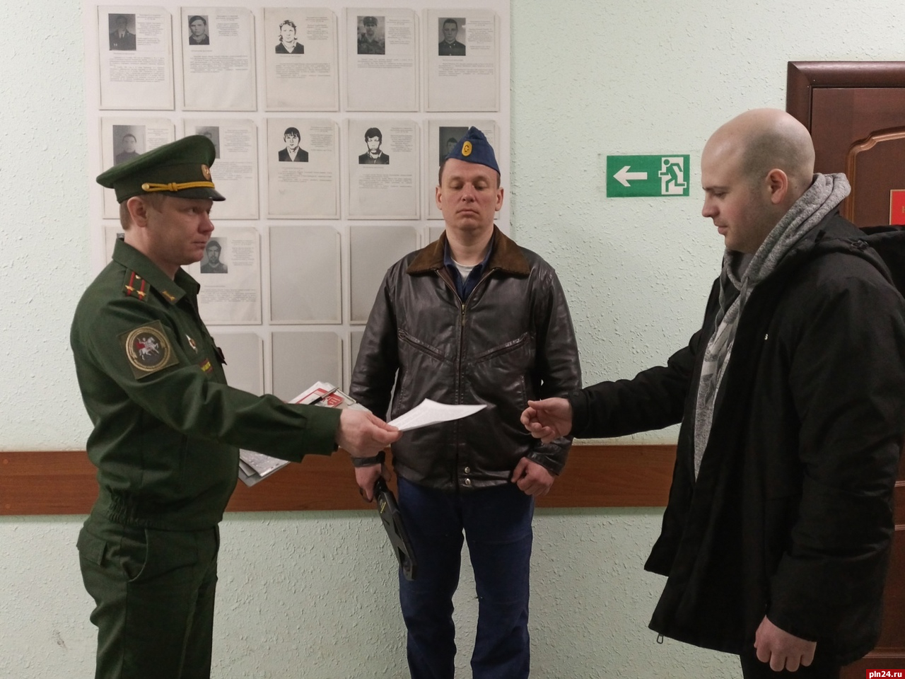 Свыше 10 мигрантов в Псковской области получили повестки в военкомат