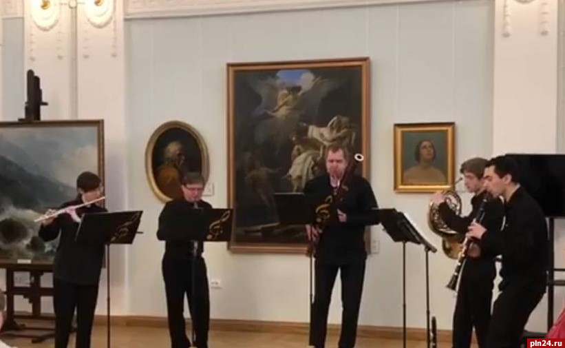Квинтет духовых инструментов псковского колледжа выступил в Картинной галерее