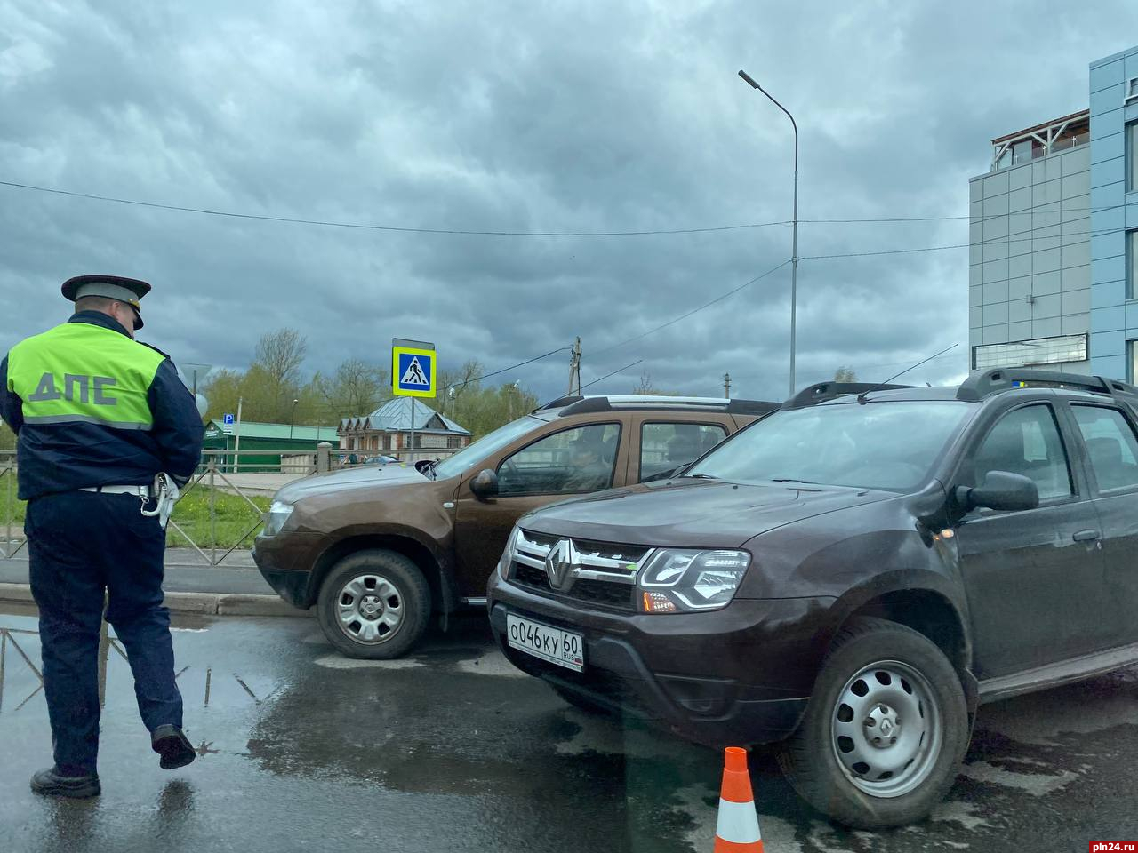 Два автомобиля Renault Duster столкнулись на въезде на виадук в Великих Луках