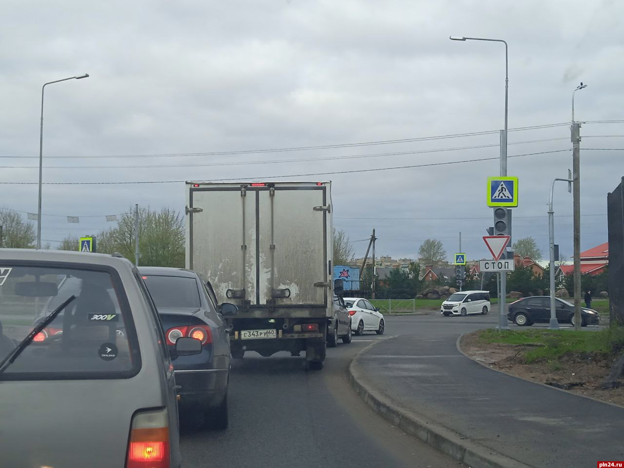 Светофор не работает на перекрестке Чудской и Алмазной в Пскове