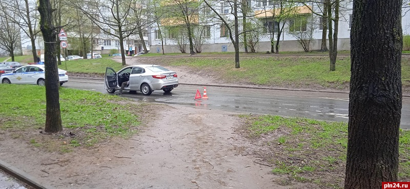 Девушку сбил автомобиль Kia Rio на улице Западной в Пскове