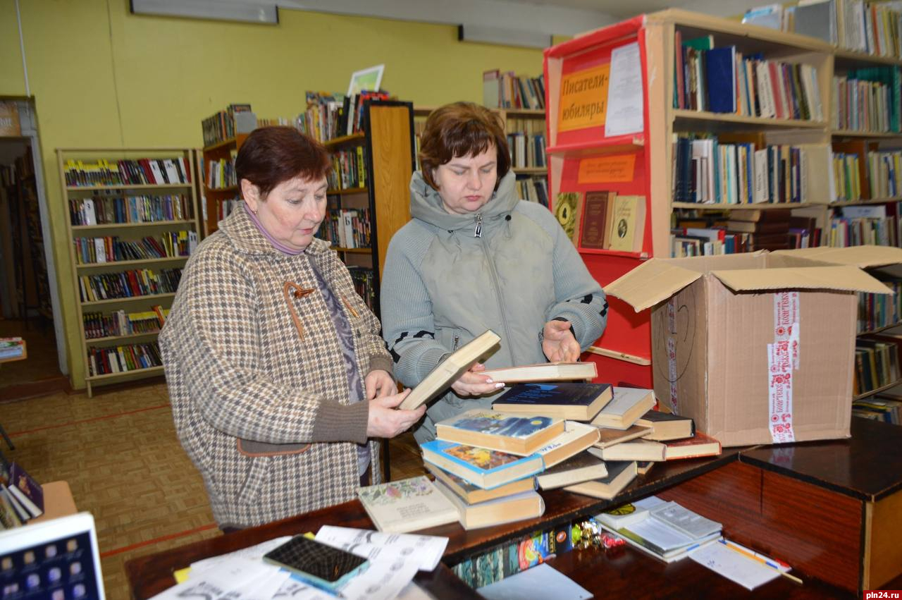 Около ста книг передали в себежскую библиотеку от фонда «Земляки»
