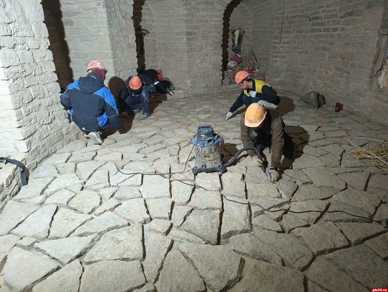 Каменную кладку полов восстанавливают в Изборской башне в Печорах 