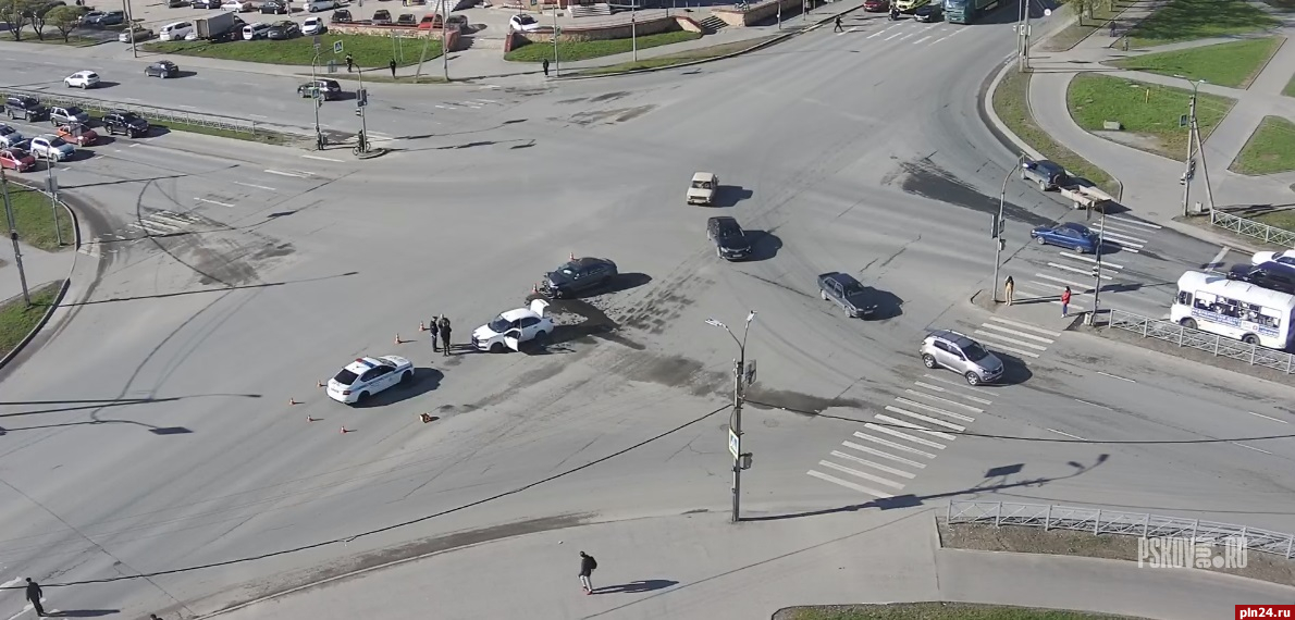 Два автомобиля столкнулись на перекрестке улицы Юбилейной и Рижского проспекта в Пскове