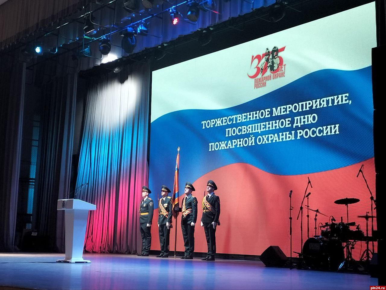 Заслуженных пожарных наградили в Псковской области
