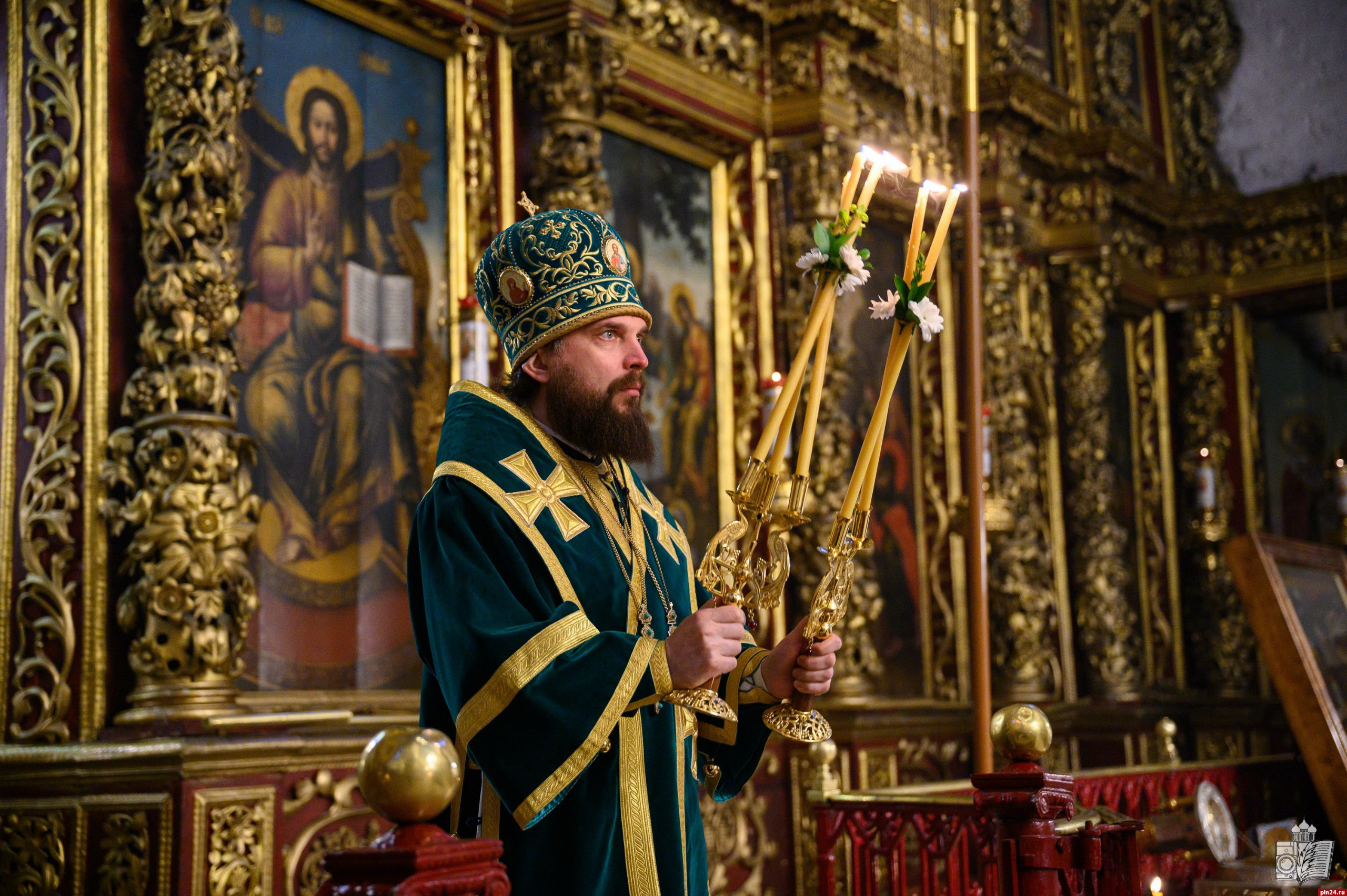 Всенощное бдение в Троицком соборе Пскова возглавил митрополит Арсений
