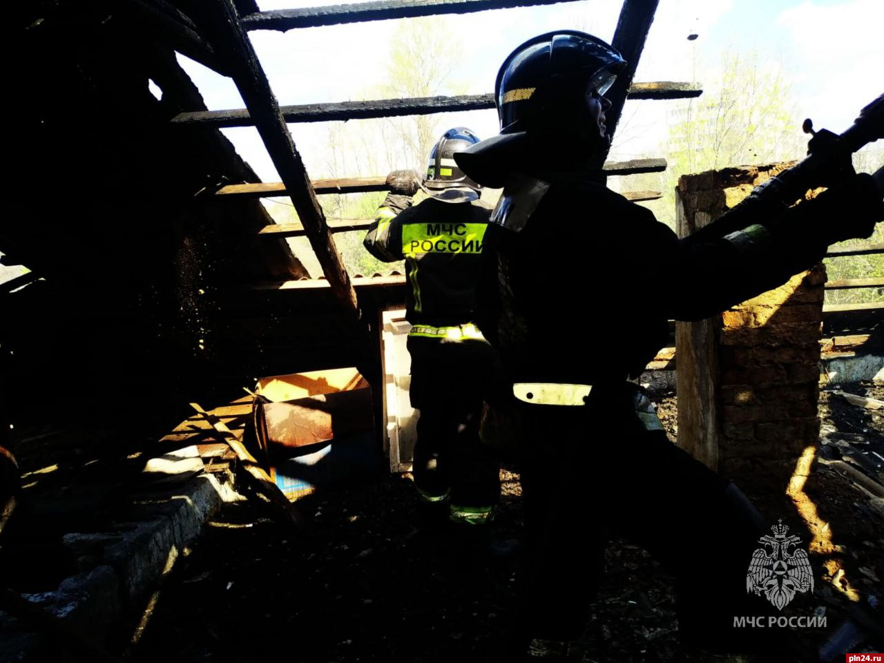 Пожарные ликвидируют возгорание дома на улице Старотекстильной в Пскове