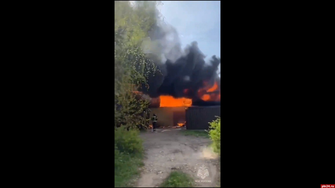 Более 15 пожарных ликвидируют возгорание дома в Великолукском районе
