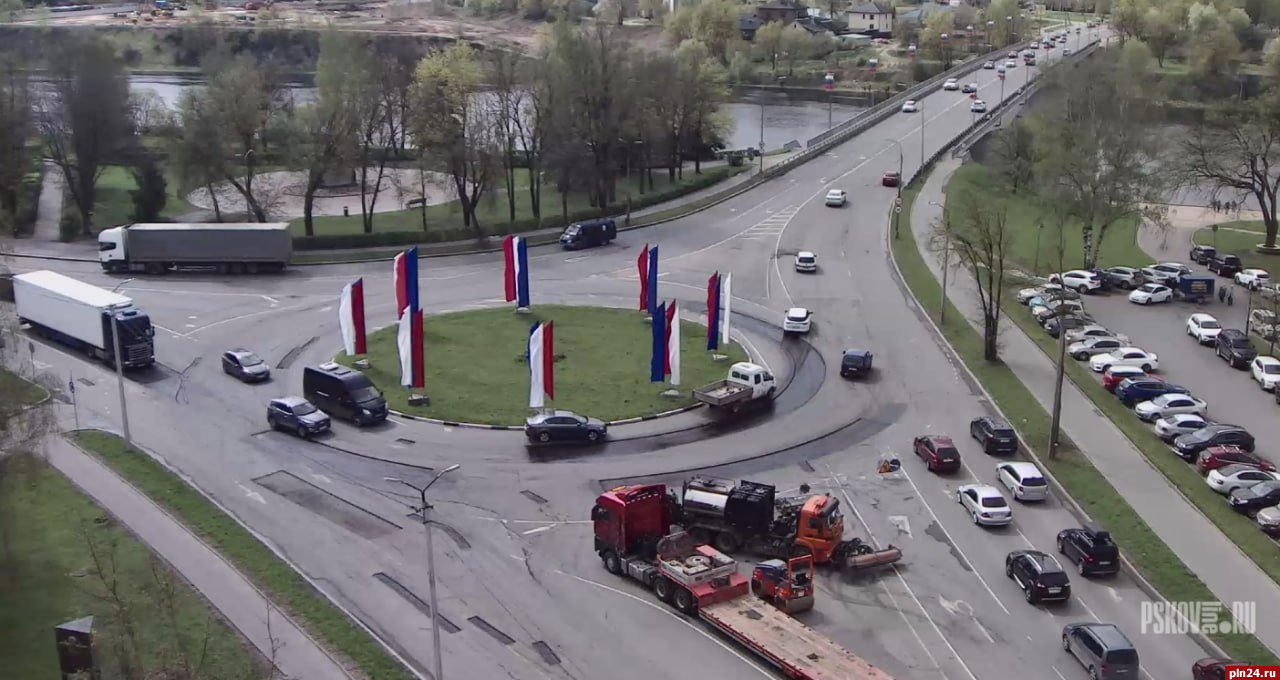 Дорожная техника занимает полосу движения на площади Героев-Десантников в Пскове