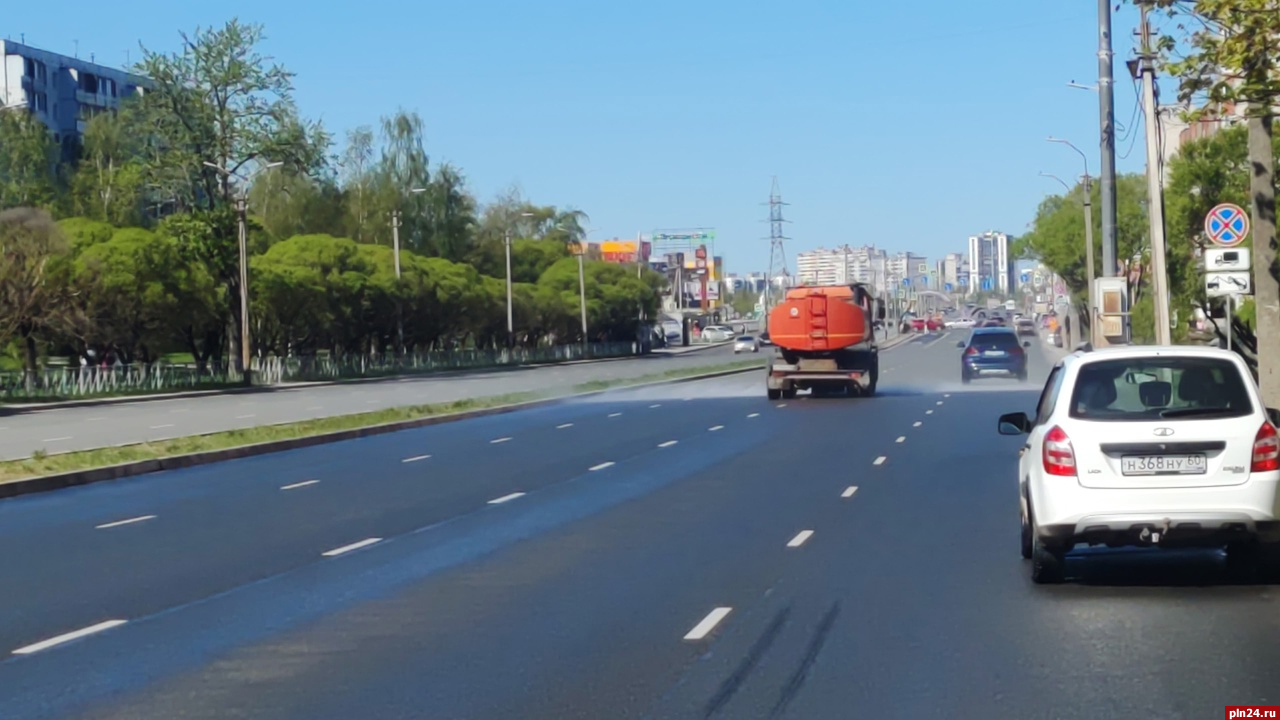 Полив дорог проводят на улицах Пскова