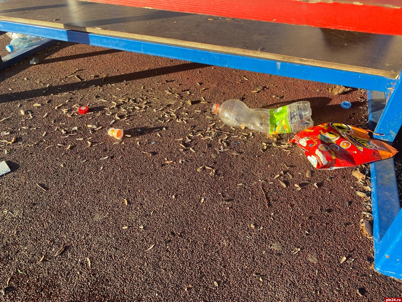«Слов нет, одни эмоции»: школьный стадион в Локне завалили мусором