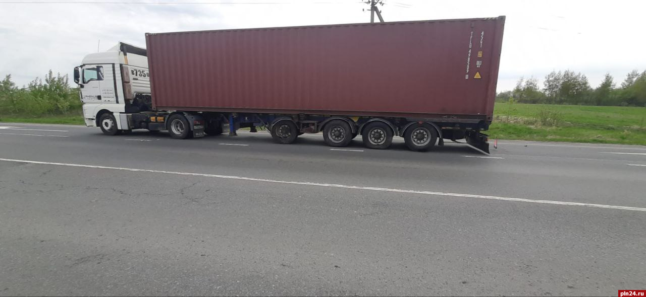 Водитель Peugeot пострадал в результате столкновения с грузовиком в Великолукском районе