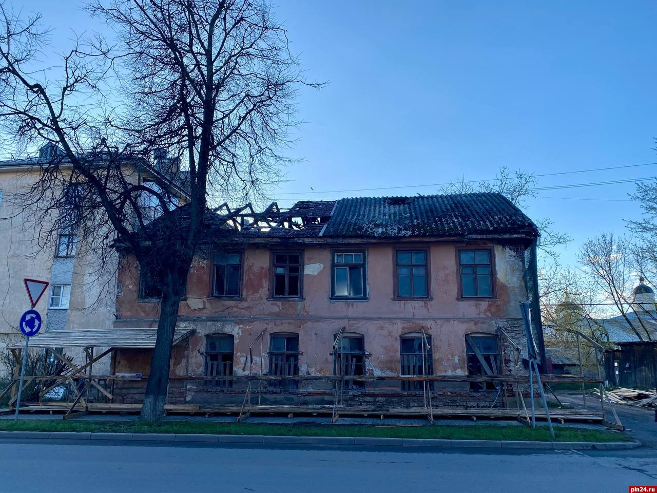 Руинированный дом на улице Труда в Пскове планируют приспособить для современного использования