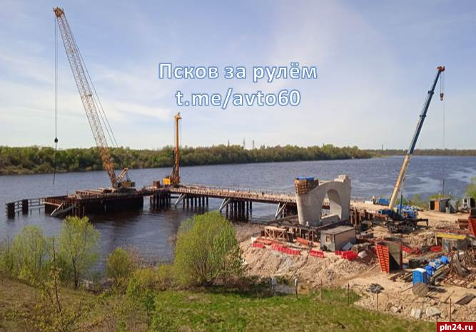 Фотофакт: На Северном обходе Пскова появилась первая опора моста через реку Великую