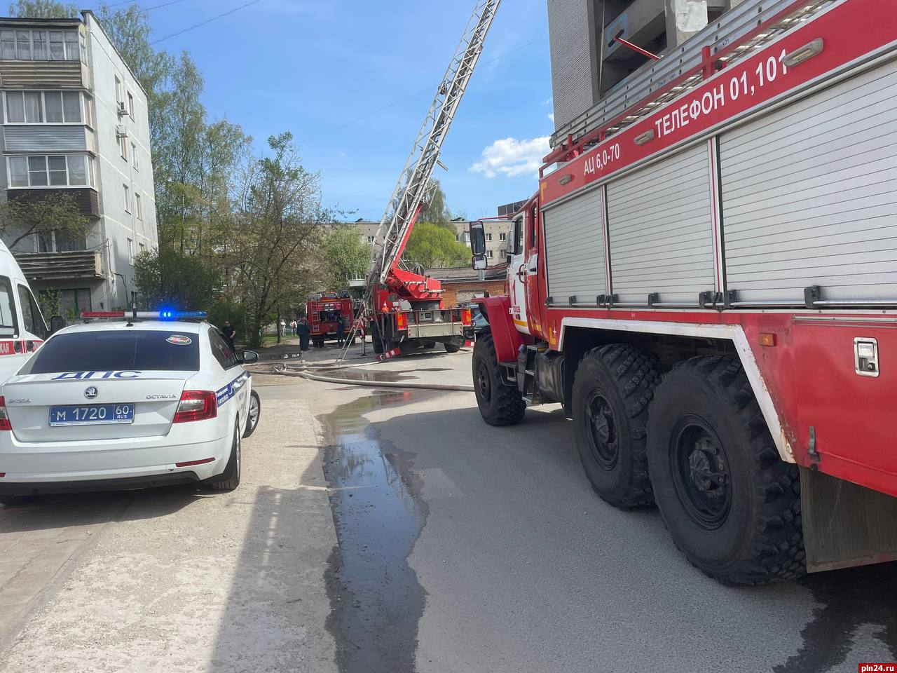 Сотрудники Госавтоинспекции помогли пожарным эвакуировать жильцов из псковской многоэтажки