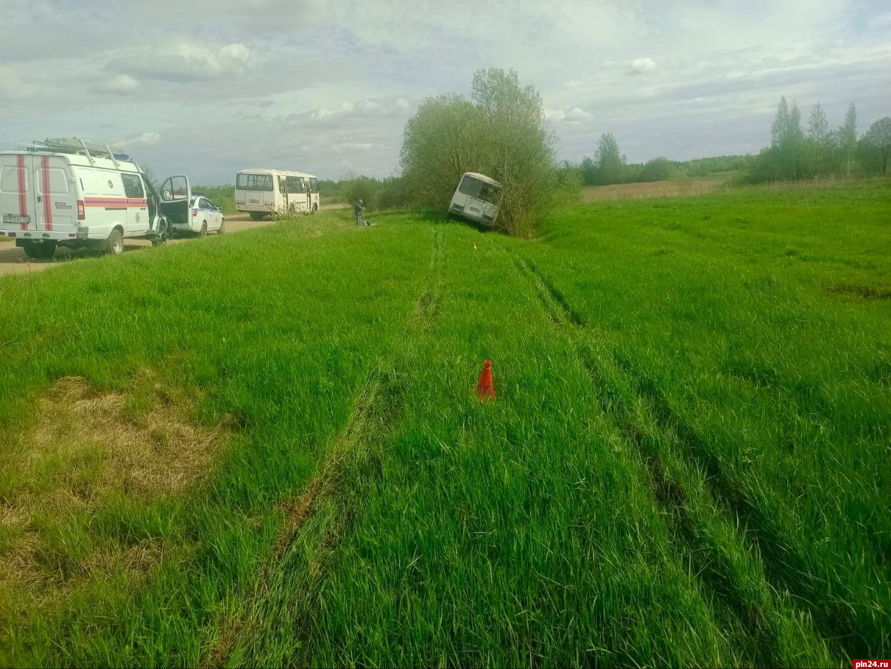 Водитель автобуса потерял сознание и съехал в кювет в Великолукском районе, пострадал пассажир