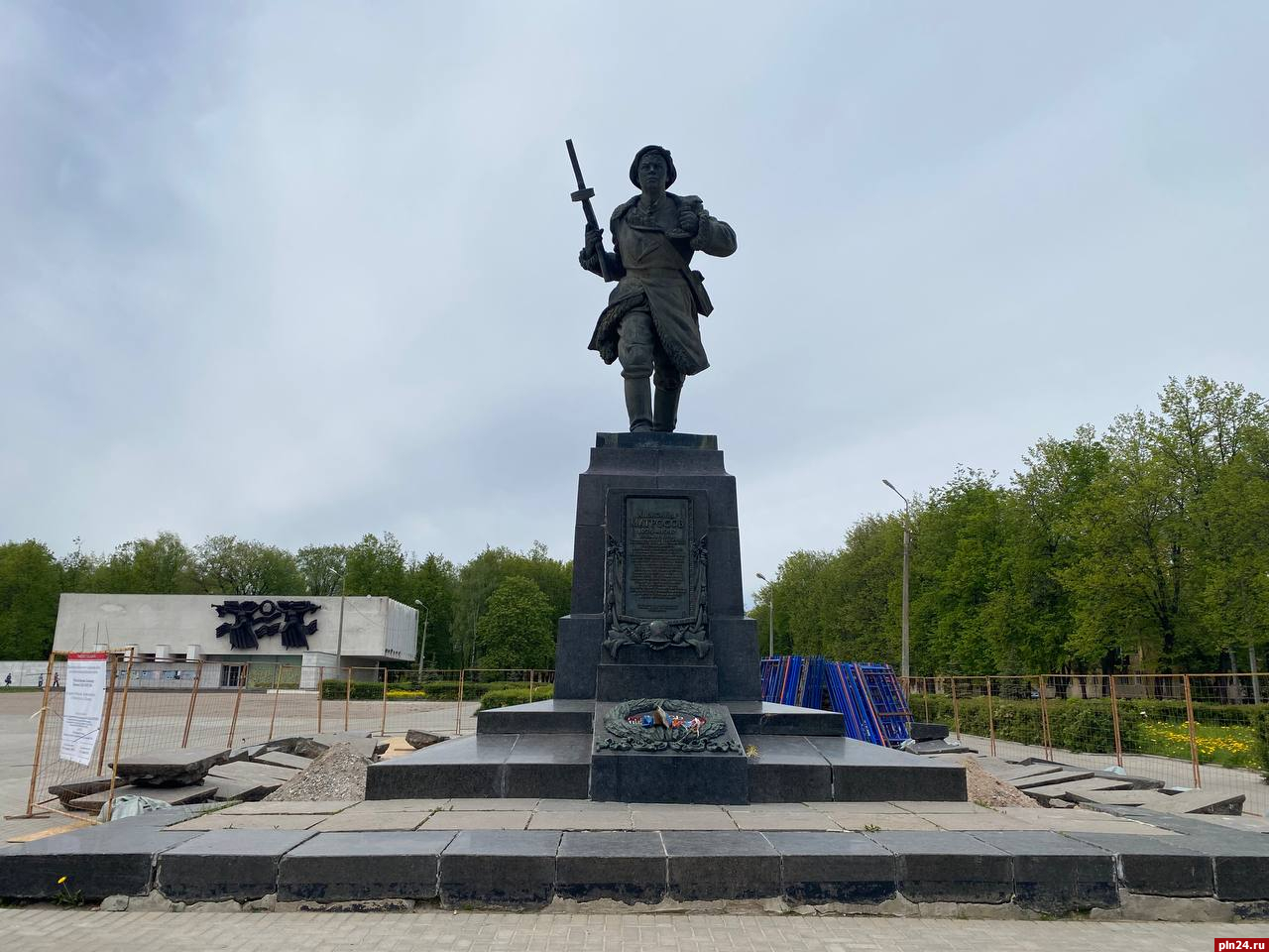 Реставрацию памятника Матросову в Великих Луках планируют завершить до 15 июня