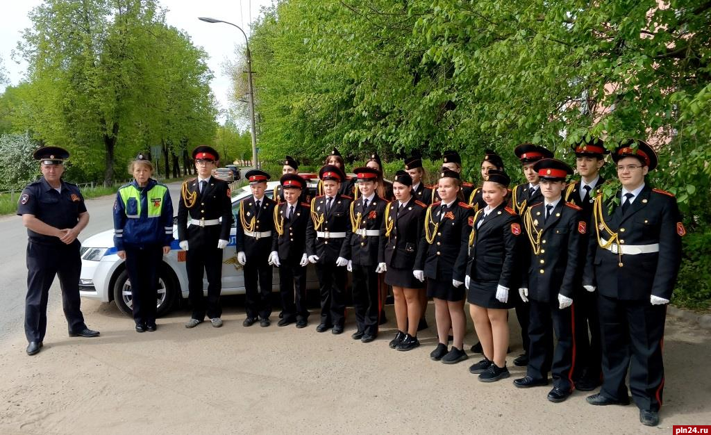 Георгиевские ленточки раздали водителям в Великих Луках