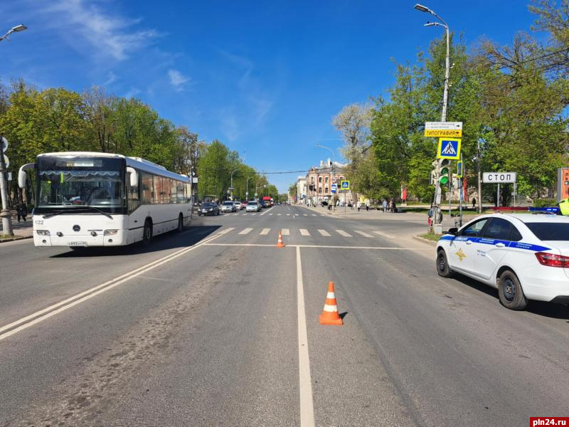 Три мотоциклиста из Латвии столкнулись на Октябрьском проспекте в Пскове