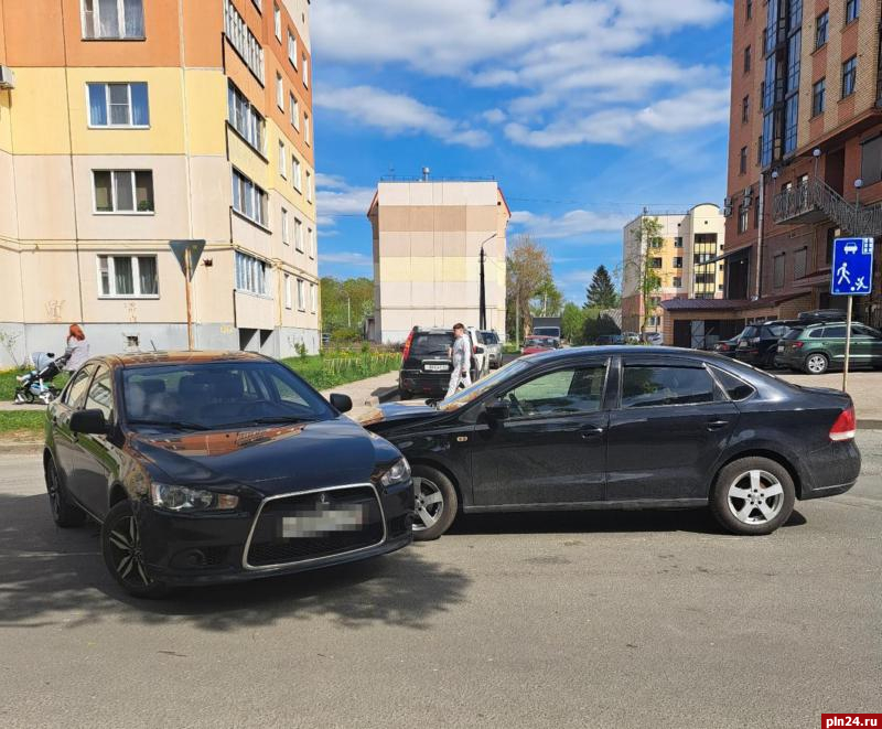 Два автомобиля получили повреждения в Пскове из-за неудачного разворота