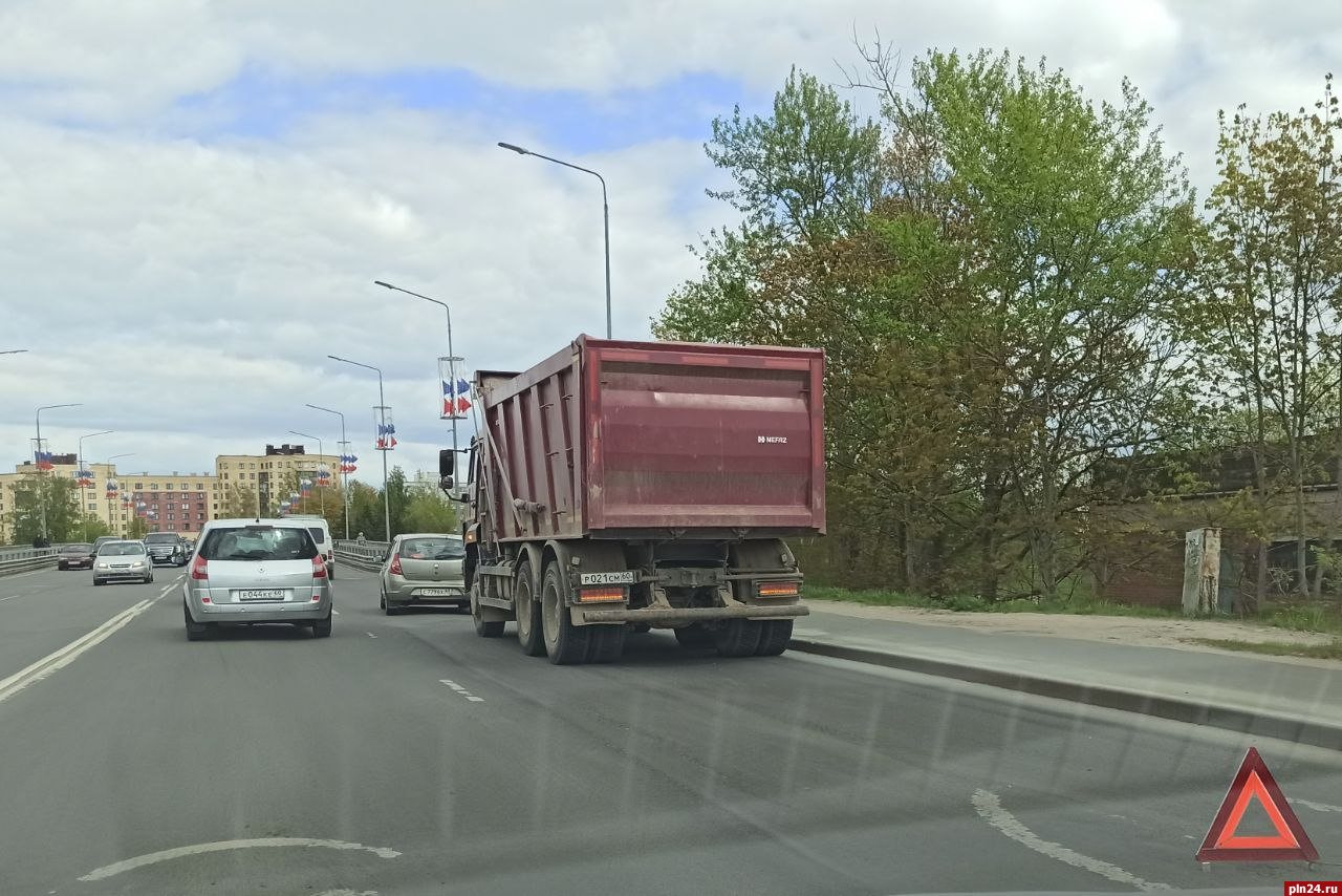 Камаз» и Renault столкнулись на мосту имени 50-летия Октября в Пскове |  07.05.2024 | Псков - БезФормата