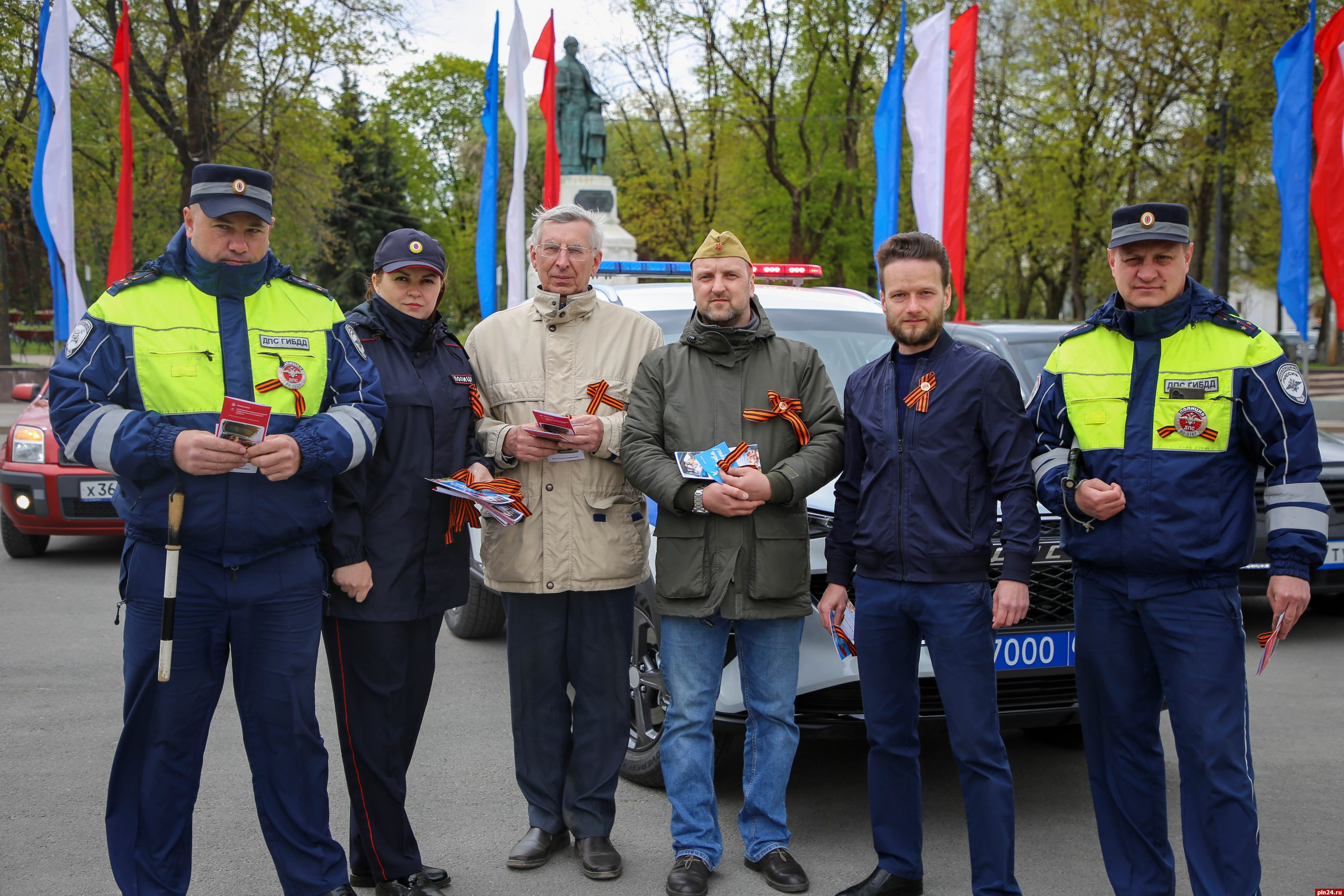Псковские полицейские раздали георгиевские ленточки на улицах города