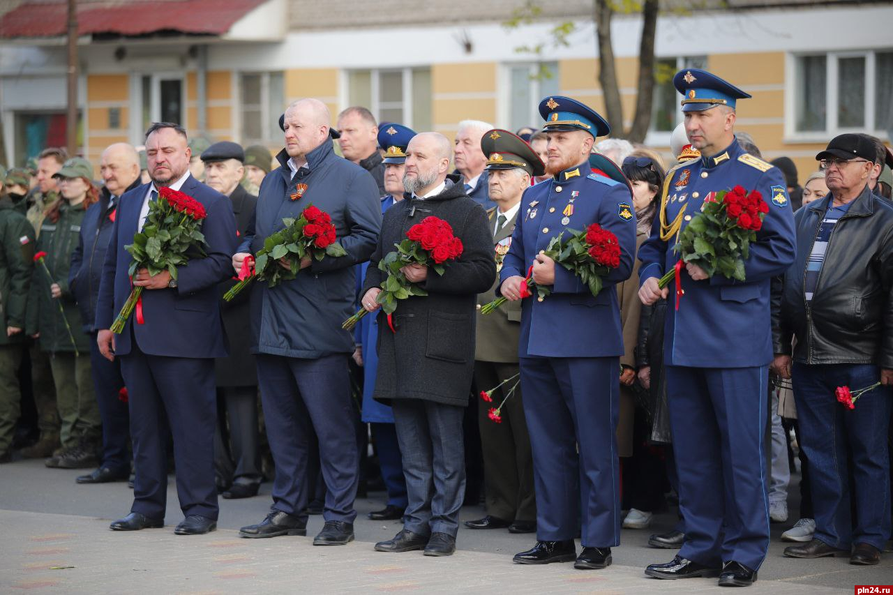 Цветы к Могиле Неизвестного солдата возложили в Пскове. ФОТО