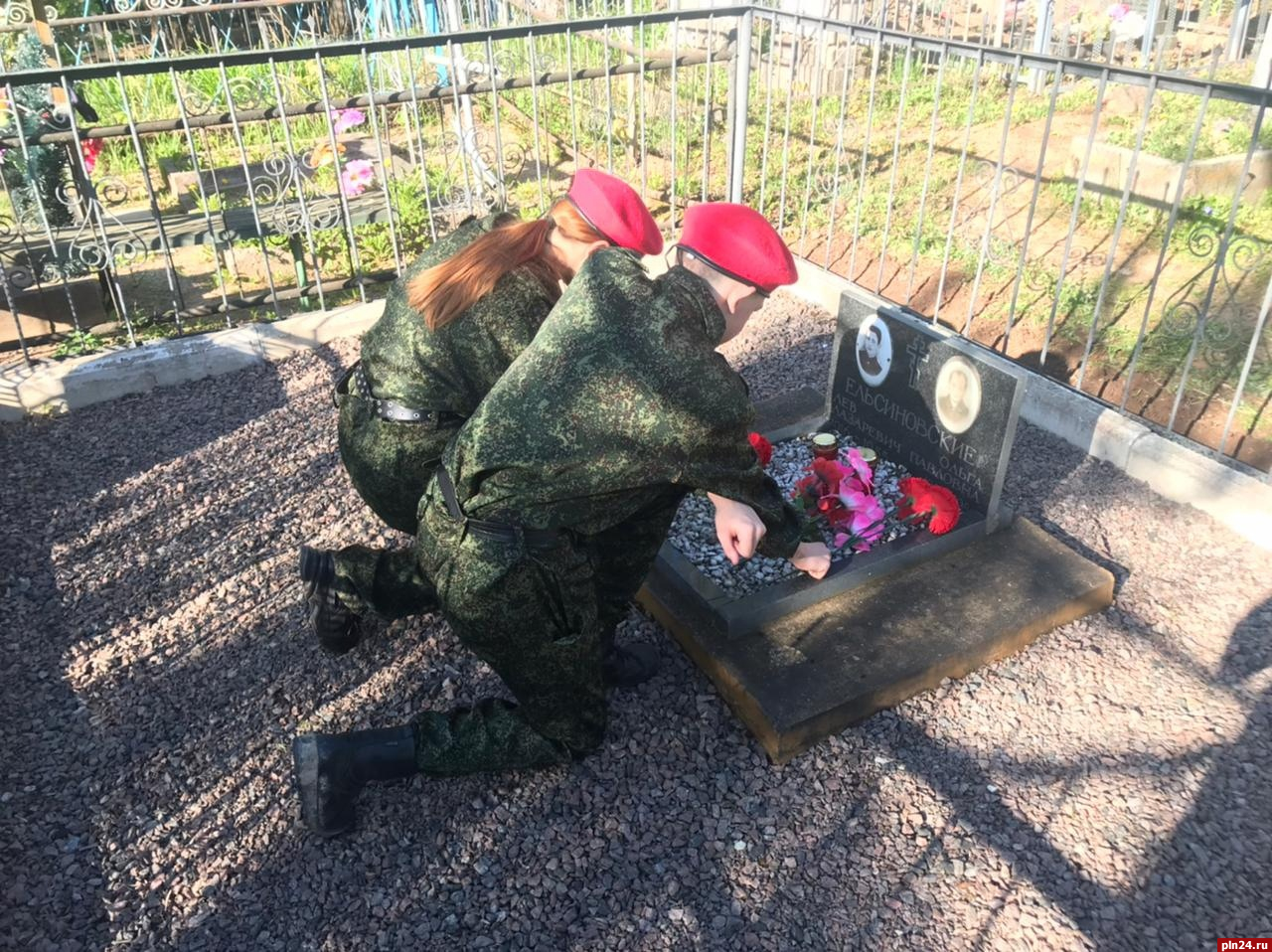 Юнармейцы благоустроил могилу участника войны в Новосокольническом районе