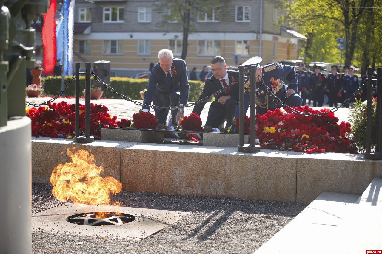 Михаил Ведерников и Александр Котов возложили цветы к Могиле Неизвестного солдата в Пскове