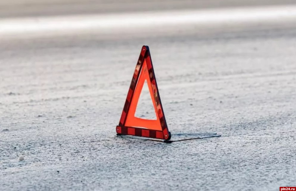 В Пскове водитель «шестерки» заехал на перекресток на красный, пострадали трое
