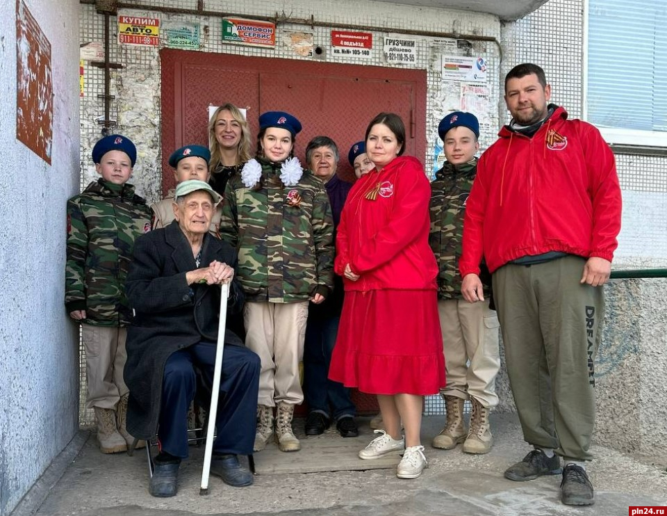 Более 30 ветеранов поздравили волонтеры и юнармейцы в Пскове