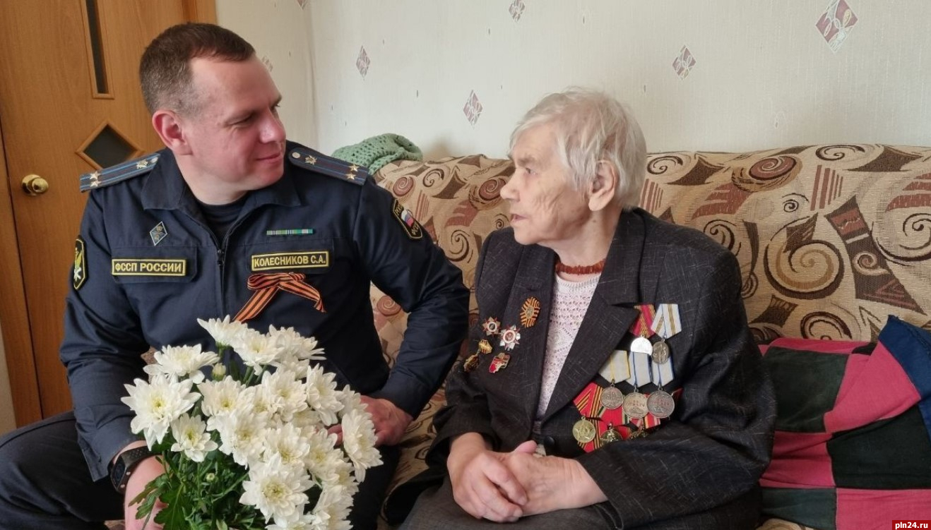 Псковские судебные приставы побывали в гостях у ветеранов