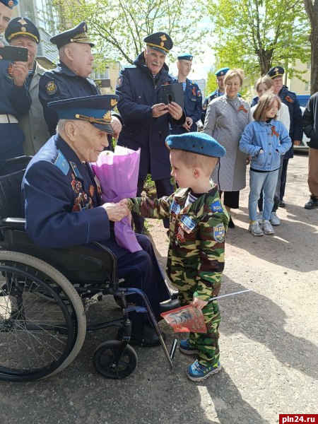 Псковских ветеранов навестили с поздравлениями вице-губернаторы и руководители исполнительных органов