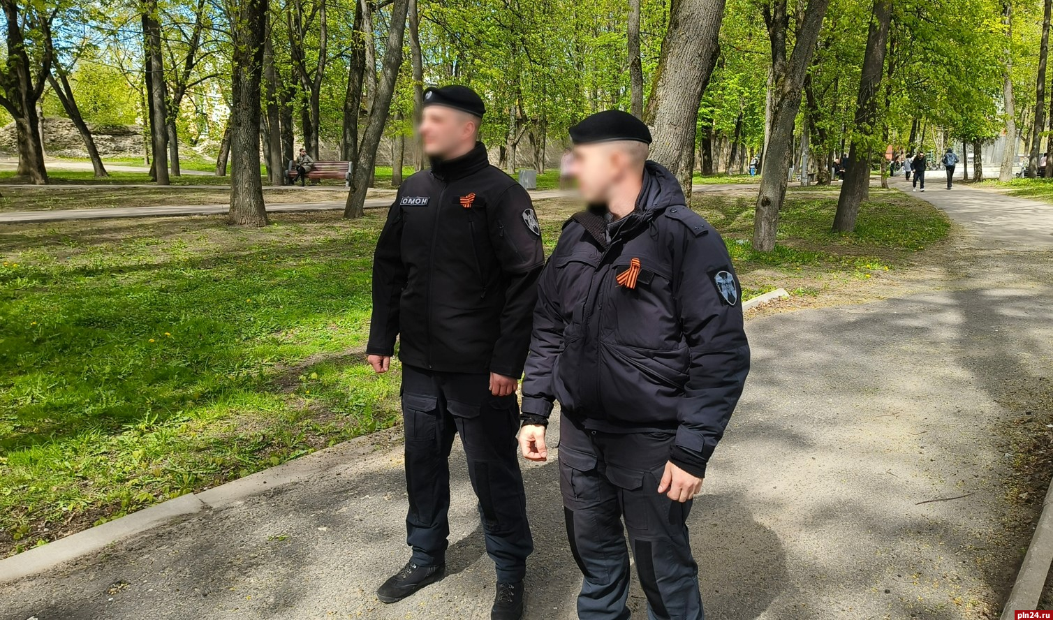 Псковские росгвардейцы принимают участие в обеспечении общественной безопасности в День Победы