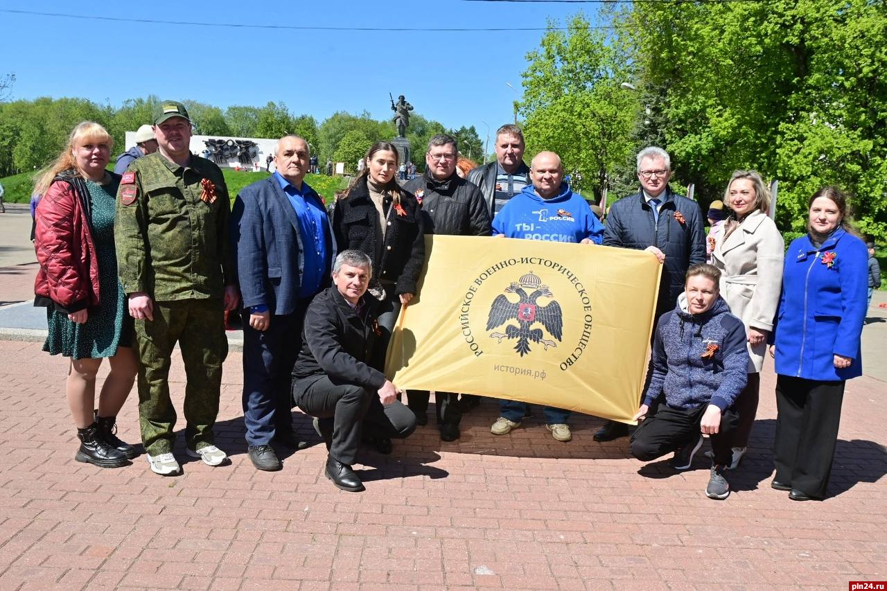 Активисты и представители великолукского отделения РВИО возложили цветы к монументу Героя Советского Союза Александра Матросова