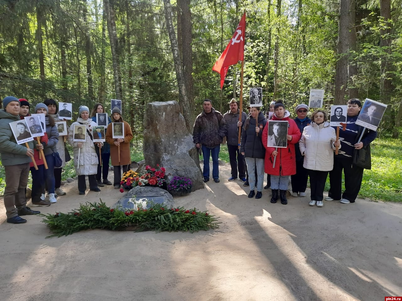 Цветы и еловые ветви принесли к могиле Неизвестного солдата в «Михайловском»
