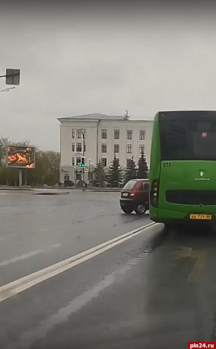 «Моська слона боднула»: легковой автомобиль и городской автобус столкнулись в Пскове